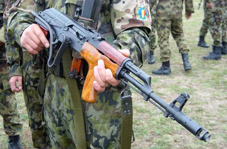 Quá trình phát triển súng trường AIMS-74 được Romanian bắt đầu từ những năm 1980. Đặc biệt, nó được sản xuất mà không cần tới bất cứ giấy phép nào của Liên Xô khi đó. Lý giải cho điều này là vì AIMS-74 có thiết kế và hình dáng khác biệt so với AK-74 mặc dù chúng có một vài điểm khá giống nhau. Nguồn ảnh: Avtomats in Action.