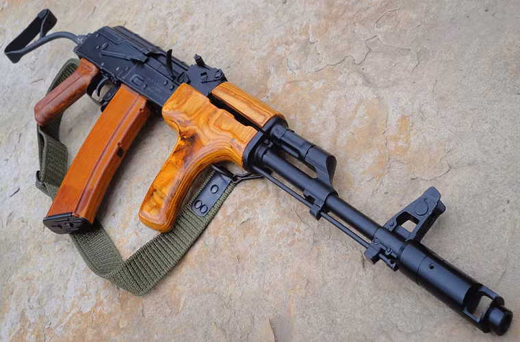Trong những năm 1970, khi Liên Xô bắt đầu chuyển đổi từ đạn 7.62x39mm sang 5.45x39mm để phù hợp hơn với dòng súng trường tấn công kiểu mới là AK-74, thì cùng lúc này quân đội các nước thuộc khối Hiệp ước Warsaw cũng bắt đầu chuyển đổi trong đó có Romanian. Quốc gia này đã phát triển một mẫu súng trường tấn công trên cơ sở AK-74 với một vài sự sửa đổi - nó được định danh là AIMS-74. Nguồn ảnh: Reddit.