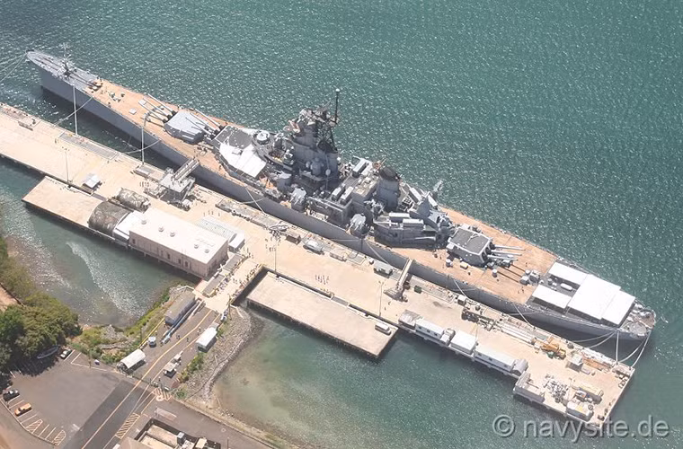 Toàn cảnh thiết giáp hạm USS Missouri khi nhìn từ trên cao trông nó giống như một hòn đảo nổi trên biển và thứ khiến nó trở nên dễ được nhận biết có lẽ hệ thống pháo tháp 406mm độc nhất vô nhị của mình. Nguồn ảnh: navysite.de.