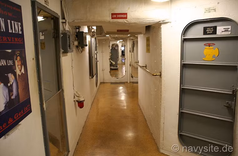 Trong ảnh là một lối hành lang bên trong USS Missouri, không gian bên trong con tàu khá rộng ngay cả với các lối đi nội bộ như thế này. Nguồn ảnh: navysite.de.