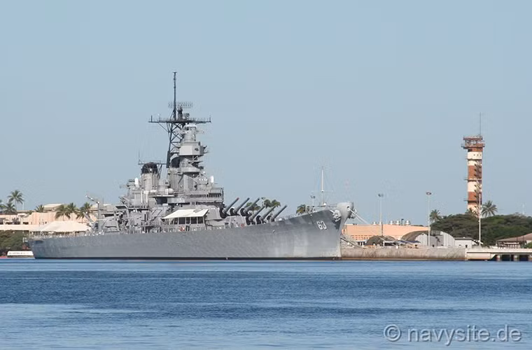 Như một phần của Trân Châu Cảng, USS Missouri (BB-63) được xem là một trong những bảo tàng quân sự nổi lớn nhất của Hải quân Mỹ, mọi chi tiết của con tàu này vẫn được giữ nguyên như khi nó còn hoạt động. Và khi đã đến Trân Châu Cảng chắc chắn bạn phải ghé thăm USS Missouri - thiết giáp hạm cuối cùng còn hoạt động của nước Mỹ. Nguồn ảnh: navysite.de.