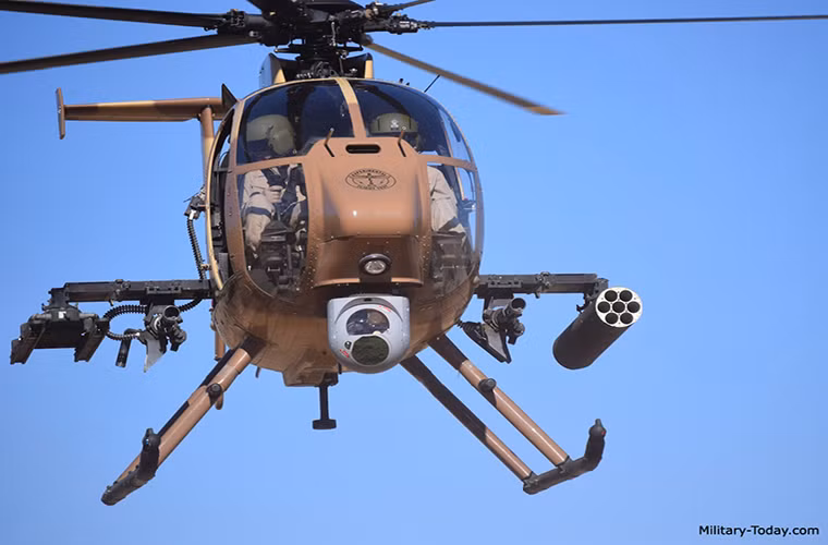 Thời gian hoạt động trên không của AH-6 ở mức 6 giờ đổ lại với 235 lít nhiên liệu nó có thể mang theo và không thể sử dụng pod nhiên liệu phụ khi tải trọng tối đa của nó chỉ 680kg (tính cả phi hành đoàn). Do đó nếu sử dụng pod nhiên liệu phụ sẽ giảm khả năng mang theo vũ khí của máy bay. Nguồn ảnh: military-today.