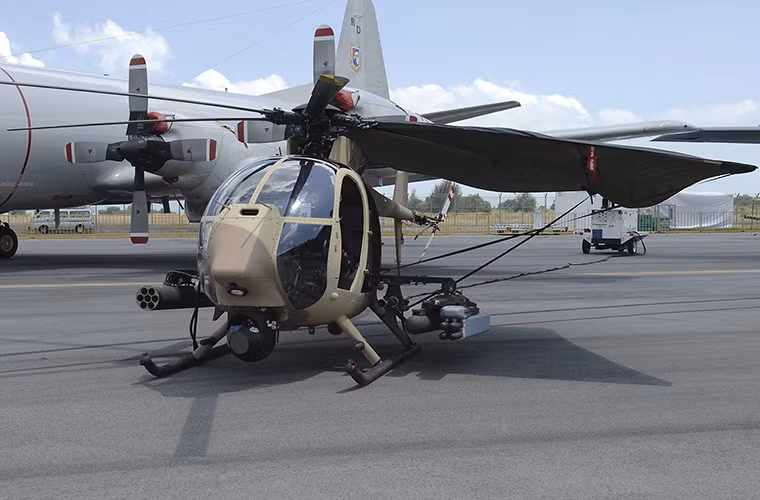 Về sức mạnh hỏa lực, trực thăng tấn công AH-6 không hề thua kém các dòng trực thăng vũ trang khác trên thế giới kể cả khi giới hạn tải trọng của nó không thực sự lớn. Vũ khí chính của dòng trực thăng vũ trang này là các pod pháo tự động M230 30mm, các súng máy gatling như M134 7.62mm hay GAU-19 12.7mm. Nguồn ảnh: Wikimedia.