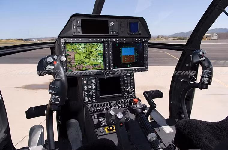 Bên trong buồng lái của một chiếc AH-6X, dù Boeing rất cố gắng tích hợp thêm các thiết bị hổ trợ cho dòng trực thăng vũ trang này nhưng nhìn chung nó vẫn không thể tiến xa hơn được. Bù lại AH-6X có tải trọng, sức mạnh động cơ lẫn thời gian hoạt động lớn hơn các dòng AH-6 trước đó. Nguồn ảnh: Boeing.