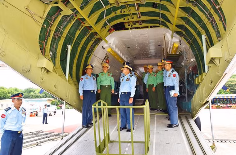Trong ảnh là khoang chứa hàng của một chiếc Y-8 Không quân Myanmar mới tiếp nhận trong năm nay. Nguồn ảnh: defence-blog.com.