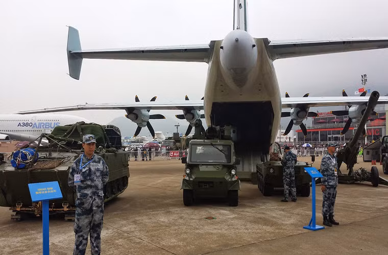 Về thiết kế, dòng máy bay vận tải Thiểm Tây Y-9 được phát triển từ người tiền nhiệm Thiểm Tây Y-8 có nguồn gốc từ chiếc Antonov An-12 do Liên Xô chế tạo trước đây. Tuy nhiên, Y-9 được đánh giá có thiết kế hoàn toàn mới và được trang bị hệ thống động cơ mạnh mẽ và trang thiết bị điện tử hiện đại hơn Y-8.