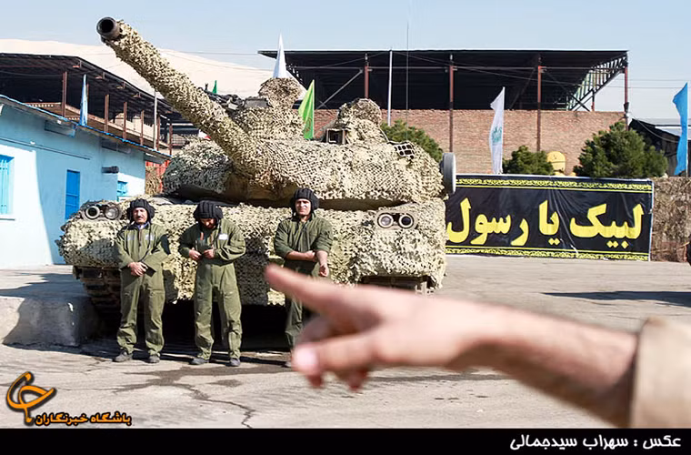 Thông tin trên được Chuẩn tướng Dehqan đưa ra tại triển lãm hàng không quốc tế Kish-2016 do Iran tổ chức tại Bán đảo Kish. Có một điểm đặc biệt là Karrar được phát triển dựa trên sự hợp tác giữa cơ quan phát triển công nghiệp quốc phòng Iran và một số công ty công nghệ tư nhân của nước này. Nguồn ảnh: Fars News.