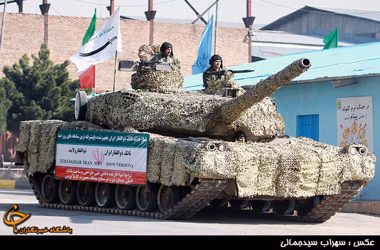 Trang quân sự Army Recognition dẫn lời Bộ trưởng Quốc phòng Iran - Chuẩn Tướng Hossein Dehqan cho hay, Iran sẽ sớm cho ra mắt trước công chúng các nguyên mẫu đầu tiên của dòng xe tăng Karrar do nước này tự phát triển là trong tương lai gần. Nguồn ảnh: Fars News.