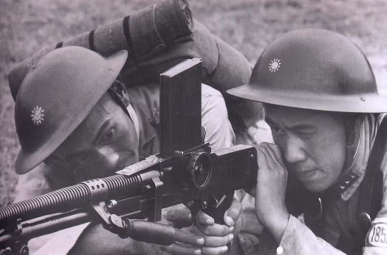 Trong Chiến tranh Thế giới thứ 2, ZB vz. 26 được xem là một trong những dòng súng máy phổ biến nhất tham gia nhiều cuộc chiến khác nhau từ Châu Âu, Châu Phi cho đến tận Châu Âu, mẫu trung liên này cũng nổi tiếng với độ tin cậy cao, cấu tạo đơn giản và rất dễ sản xuất. Chính vì lý do này mà ZB vz. 26 được sử dụng khá rộng rãi ở các nước Châu Á cụ thể ở đây là trong Quân đội Trung Quốc, bên cạnh đó người Nhật cũng có các biến thể khác nhau của ZB vz. 26 với thiết kế gần như tương tự. Nguồn ảnh: Wikipedia