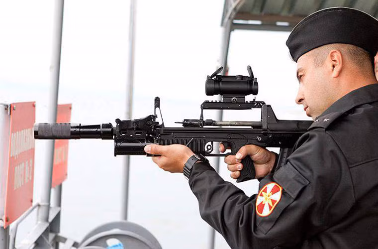 ADS có chiều dài cơ sở là 685mm ngắn hơn so với một khẩu AK-74M với chiều dài nòng là 418mm và nặng tới 4.6kg một phần do thiết kế cũng như súng phóng lựu 40mm nó phải mang theo. Hộp tiếp đạn của ADS cũng sử dụng hộp tiếp đạn tiêu chuẩn của AK-74 với 30 viên. Nguồn ảnh: Defence.Ru.
