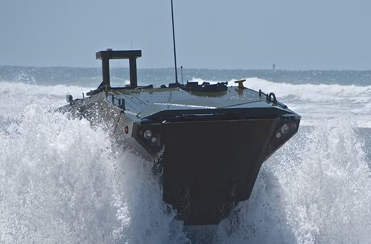 Để có thể đáp ứng các yêu cầu của Hải quân Mỹ biến thể ACV 1.1 của BAE Systems được trang bị hệ thống động cơ thế hệ mới là FPT Industrial Cursor 16 có công suất lên tới 700 mã lực hoàn toàn vượt trội hơn các ứng cử viên khác hay thậm chí là cả AAVP-7A1. Trọng lượng của xe nhiều khả năng sẽ ở mức từ 12-14 tấn chỉ bằng một nửa so với AAVP-7A1 nhưng khả năng bảo vệ của ACV 1.1 lại được đánh giá cao hơn. Nguồn ảnh: BAE Systems