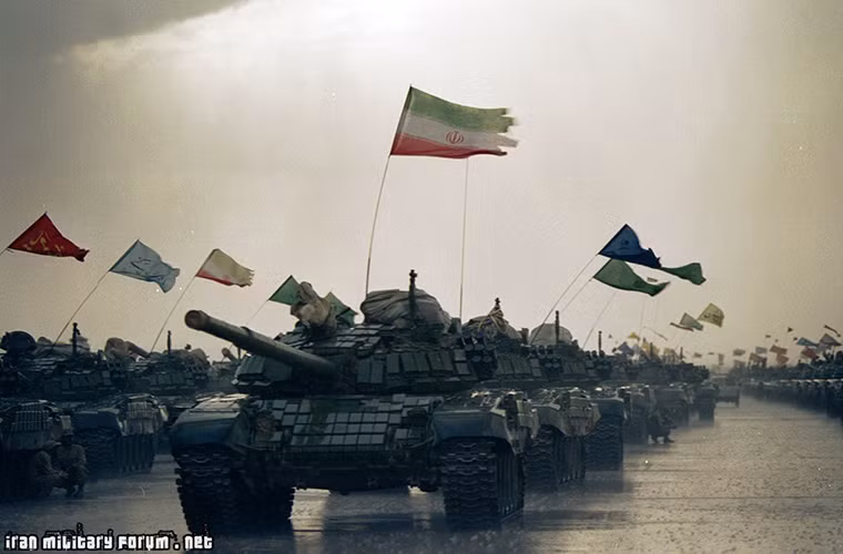 Theo cơ quan thông tấn nhà nước của Iran, Tehran đang phát triển một mẫu giáp phản ứng nổ (ERA) mới có khả năng phòng vệ mạnh hơn và tiên tiến hơn so với ERA Kontakt-5 đang được trang bị trên xe tăng T-90 do Nga chế tạo. Lưu ý, đây không phải là lần đầu tiên trong năm nay Iran tuyên bố công nghệ xe tăng của nước này vượt trội hơn của Nga. Nguồn ảnh: WordPress.com.