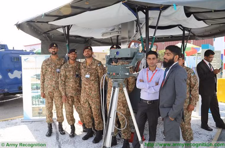 Thiết bị định vị laser của Type 63 có tên mã là LAS786P do Pakistan tự phát triển, được thiết kế để cung cấp dữ liệu góc phương vị, độ cao và khoảng cách từ mục tiêu đến các trận địa pháo trong phạm vi lên đến 10km. Sau đó máy tính đường đạn TBC789P sẽ sử dụng dữ liệu từ LAS786P để đưa ra hướng ngắm và đường bắn đón chuẩn cho Type 63. Nguồn ảnh: Army Recognition
