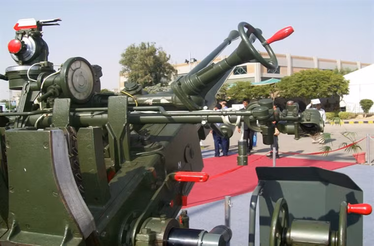 Chương trình nâng cấp Type 63 do Pakistan thực hiện hoàn toàn trong nước. Bản thân khẩu pháo này được tích hợp sẵn một hệ thống máy phát điện riêng biệt để hoạt động. Mọi hoạt động của trận địa pháo phòng không Type 63 đều được điều khiển đồng bộ từ trung tâm chỉ huy hoặc nó có thể hoạt động độc lập tùy vào yêu cầu tác chiến. Nguồn ảnh: Mohammad Noman