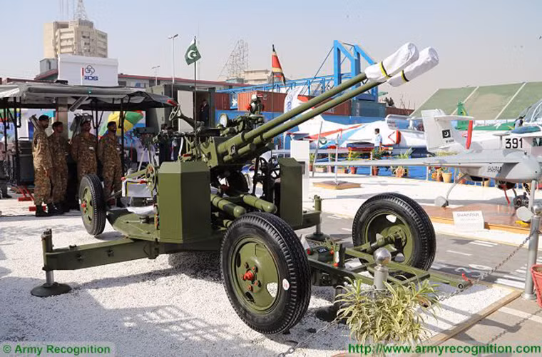 Theo trang tin quân sự Army Recognition, tại triển lãm quân sự quốc tế IDEAS 2016 diễn ra tại Karachi, Pakistan, lực lượng phòng không thuộc Quân đội Pakistan đã cho ra mắt biến thể nâng cấp tiếp theo của pháo phòng không 37mm hai nòng Type 63 do Trung Quốc chế tạo với khả năng vận hành hoàn toàn tự động dẫn bắn bằng laser và máy tính đường đạn. Nguồn ảnh: Army Recognition