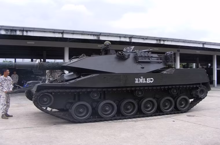 Để tăng khả năng cơ động cho Jaguar người ta đã thay thế hệ thống động cơ diesel V12 vốn được sử dụng trên Type 59 và cả T-55 bằng mẫu động cơ diesel Detroit Diesel 8V-92TA V8 có công suất 750 mã lực vốn cũng được sử dụng trên dòng xe tăng hạng nhẹ Stingray. Điều này khiến ta cảm thấy thiết kế phần đuôi giữa Jaguar và Stingray có sự tương đồng khá lớn. Nguồn ảnh: Armored Warfare