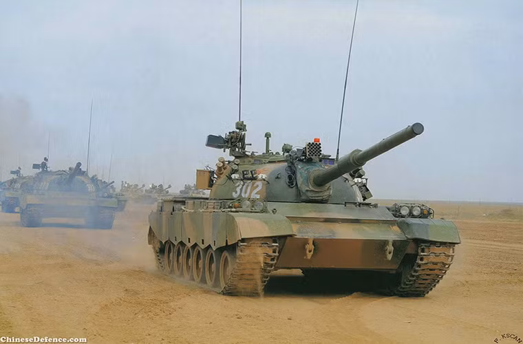 Một điểm sáng nữa ở các biến thể Type 59 sau này là việc chúng được trang bị phổ biến các thiết bị trinh sát quang học hổ trợ tác chiến cả ban đêm, hệ thống máy tính điều khiển hỏa lực và nhiều trang bị điện tử khác giúp nó có thể thu hẹp khoảng cách với các dòng xe tăng chiến đấu chủ lực của Phương Tây và cả Nga. Nguồn ảnh: zgjunshi.com