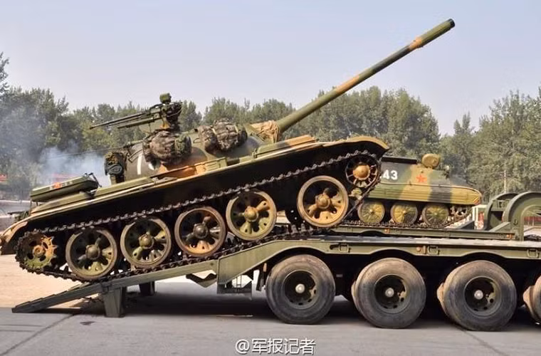 Quay lại Trung Quốc, sau khi dự án phát triển Jaguar đổ vỡ Bắc Kinh bắt đầu tự nghiên cứu và phát triển các gói nâng cấp dành cho Type 59 dựa trên những công nghệ họ có sẵn trong tay hoặc mua từ nước ngoài. Pháo 105mm cũng là một trong những công nghệ Trung Quốc có được trong quá trình hiện đại hóa Type 59. Nguồn ảnh: China Military