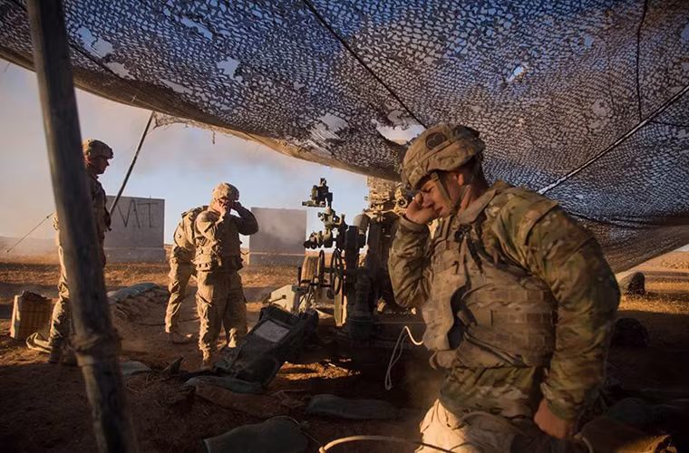 Trong chiến dịch quân sự cuối cùng chống lại phiến quân IS tại Mosul của Quân đội Iraq và lực lượng đồng minh, không thể không nói đến sự hỗ trợ của các đơn vị pháo binh Phương Tây. Nếu Pháp cử các đơn vị pháo tự hành Caesar đến Mosul thì Mỹ cũng không kém cạnh với các đơn vị lựu pháo M777A2 thuộc Sư đoàn dù 101. Nguồn ảnh: Quân đội Mỹ.