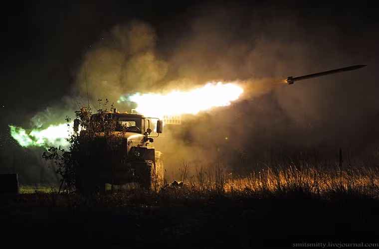 Khoảng khắc đạn rocket 122mm của Tornado-G rời khỏi nòng. Những đợt diễn tập như thế này sẽ giúp binh sĩ Nga rèn luyện các kỹ năng cần thiết khi phải tham gia một cuộc chiến tranh quy mô, cũng như sử dụng thành thục các loại vũ khí có trong trang bị. Nguồn ảnh: English Russia.