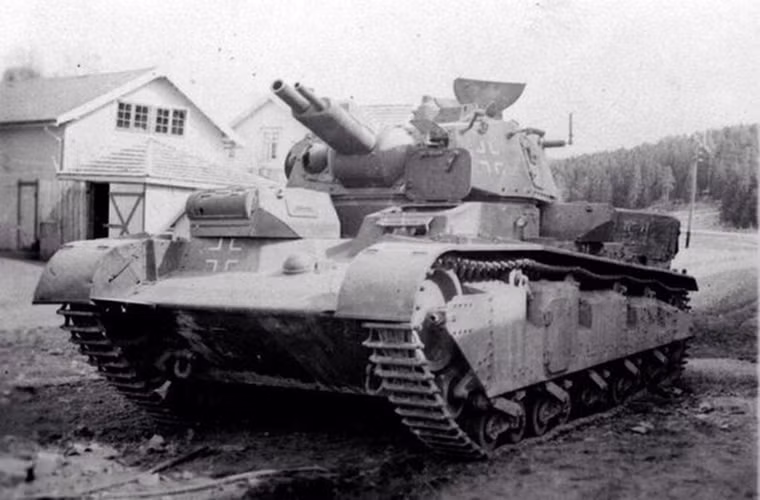 Và ngay sau khi Hitler lên nắm quyền, dưới sự hỗ trợ của chính quyền phát xít, Quân đội Đức bắt đầu chế tạo xe tăng hạng nặng đầu tiên của nước này với tên gọi Neubaufahrzeug. Dĩ nhiên thiết kế của nó chú trọng vào việc được trang bị nhiều tháp pháo. Để lách luật Hiệp ước Versailles, thay vì chế tạo xe tăng Đức lại giới thiệu Neubaufahrzeug như là một mẫu máy kéo công nghiệp với tên gọi là “Großtraktor”. Nguồn ảnh: Pinterest.
