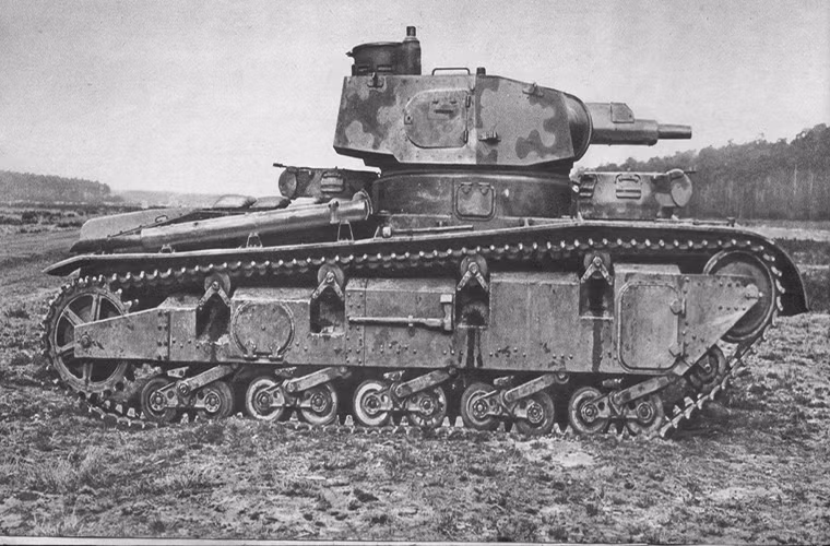 Thiết kế Neubaufahrzeug của Rheinmetall được định là PzKpfw NbFz V còn Krupp là PzKpfw NbFz VI và chúng là các xe tăng hạng nặng duy nhất của Quân đội Đức khi đó. Tuy nhiên trong quá trình thử nghiệm hầu hết các nguyên mẫu Neubaufahrzeug đều tỏ ra không phù hợp với vai trò này khi thiết kế của chúng quá phức tạp và hoàn toàn không đáng tin cậy. Nguồn ảnh: War Thunder.