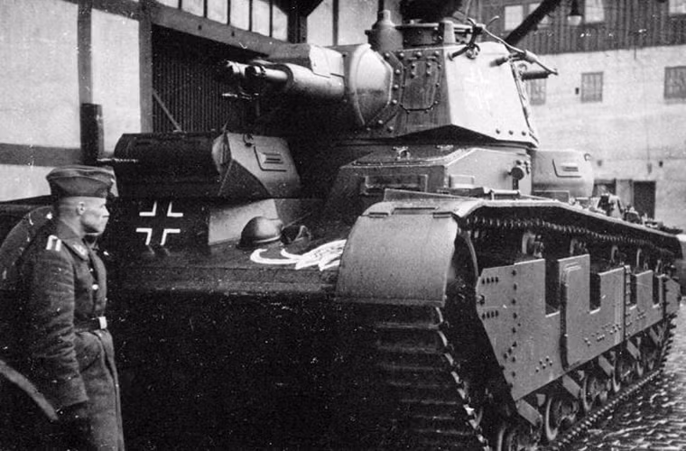 Nguyên mẫu Neubaufahrzeug đầu tiên của Rheinmetall và Krupp khá giống nhau và chỉ khác biệt mỗi hệ thống vũ khí. Theo đó nguyên mẫu Neubaufahrzeug của Rheinmetall được trang bị pháo chính 75mm KwK L/24 và pháo đồng trục 37mm KwK L/45, trong khi đó nguyên mẫu của Krupp chỉ được trang bị pháo 75mm KwK L/24 và súng máy hạng nặng. Nguồn ảnh: War Thunder.