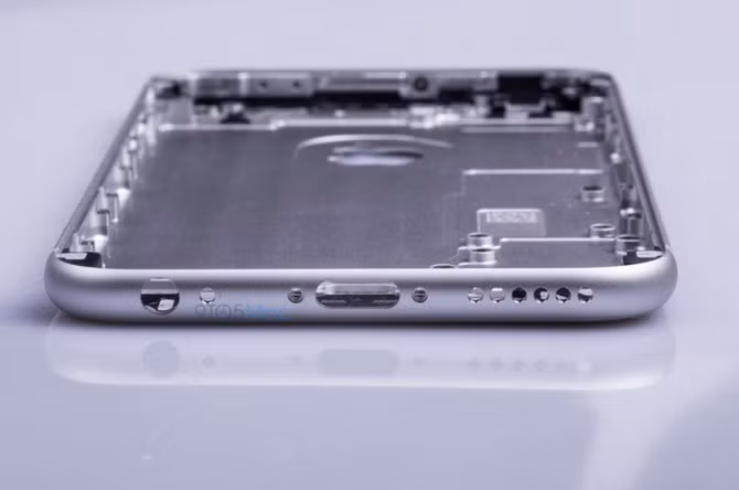 Trong cấu trúc vỏ, Apple vẫn cần sử dụng một phần vật liệu phi kim, không hoàn toàn là kim loại liền khối.
