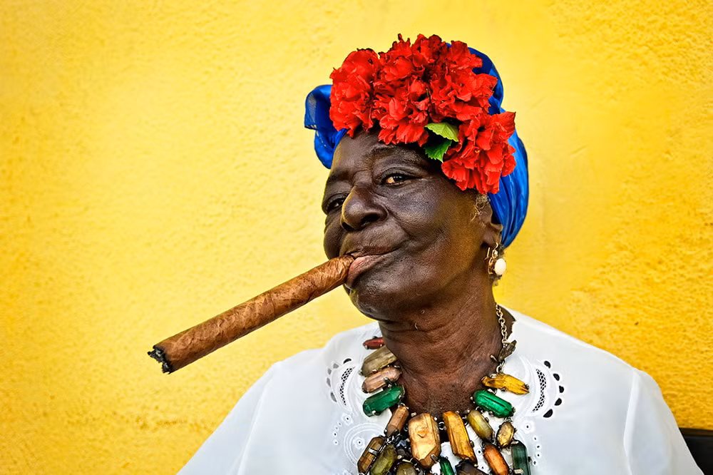 Về văn hóa, Cuba là cái nôi của loại xì gà danh tiếng nhất thế giới, được thực hiện qua hàng trăm công đoạn theo một công thức không thay đổi từ nhiều thế kỷ qua.