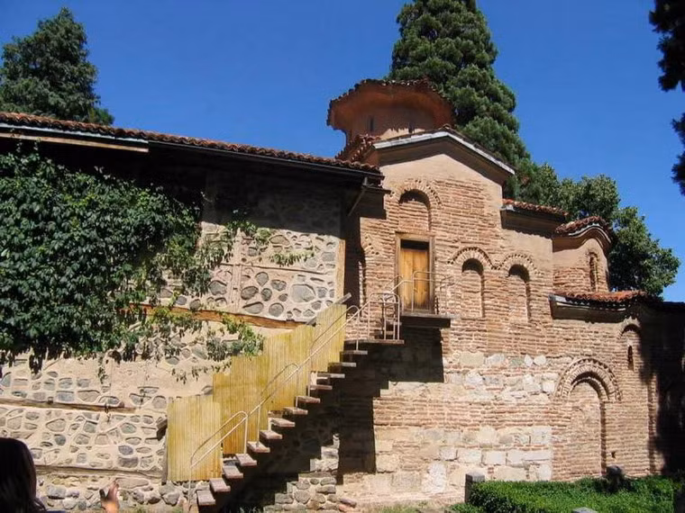 Nằm dưới chân núi Vitosha ở vùng ngoại ô của thủ đô Sofia, Bulgaria, nhà thờ cổ Boyana có quy mô không lớn nhưng được cả thế giới biết đến nhờ những giá trị kiến trúc - mỹ thuật độc nhất vô nhị.