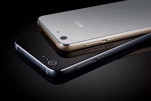 HERO X là smartphone siêu bền có kết cấu nguyên khối mang dáng dấp của iPhone 6 Plus, Galaxy S6 cao cấp với viền nhôm bo tròn, các mép được cắt gọt tinh xảo bằng máy cắt kim cương, logo và thông tin ở mặt lưng được phủ chìm dưới mặt kính cường lực bóng bẩy.