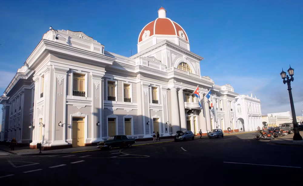 Thành phố cổ Cienfuegos ở bờ biển Nam của Cuba được người Pháp di cư xây dựng năm 1819 trên vùng đất thuộc địa Tây Ban Nha. Thành phố còn giữ được nhiều công trình kiến trúc độc đáo và được coi là biểu tượng của quy hoạch kiến trúc đồng bộ, hài hòa giữa cảnh quan thiên nhiên với các công trình xây dựng, mang những ý tưởng hiện đại của thế kỷ 19. Khu đô thị lịch sử Cienfuegos được UNESCO công nhận là di sản văn hóa thế giới năm 2005.