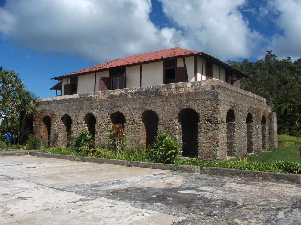 Thắng cảnh khảo cổ nơi trồng cà phê đầu tiên ở vùng đông nam Cuba nằm trên địa phận hai tỉnh Santiago de Cuba và Guantánamo của Cuba. Đây là nơi có những di tích lịch sử quan trọng của nền công nghiệp cà phê thế giới. Năm 2000, UNESCO đã công nhận thắng cảnh khảo cổ này là Di sản văn hóa thế giới.
