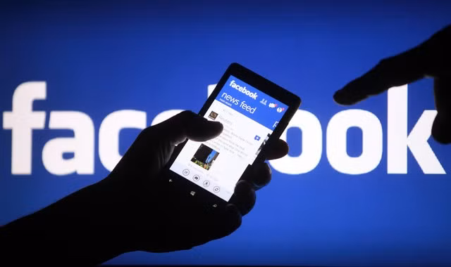 Co gai ten that chi de dang nhap vao tai khoan Facebook