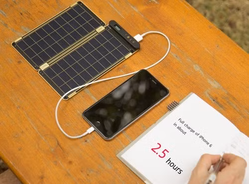 Solar Paper là thành quả nghiên cứu của công ty khởi nghiệp YOLK với chuyên môn chính về công nghệ thiết kế, sản xuất các tấm pin năng lượng mặt trời. Không như những bộ sạc pin sử dụng nặng lượng mặt trời đang có mặt trên thị trường, Solar Paper có thiết kế siêu mỏng (điểm dày nhất chỉ 3,8mm) và chỉ cao hơn chút đỉnh so với chiếc iPhone 6. Đáng chú ý là Solar Paper không chỉ mảnh mai mà còn có khả năng chống thấm nước nên bộ sạc này gần như chẳng còn ngại nắng mưa nên rất thích hợp cho người dùng yêu thích du lịch khám phá.
