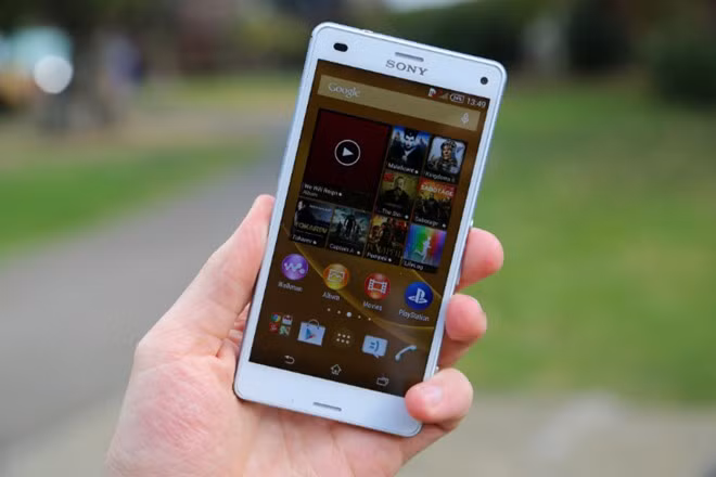  Sony Xperia Z3 Compact (6,5 triệu đồng). Z3 Compact là một trong những smartphone cao cấp có dáng nhỏ gọn nhất hiện nay. So với máy chính hãng, bản Z3 Compact xách tay Nhật có giá chỉ bằng 1/2. Người dùng có cơ hội trải nghiệm toàn bộ tính năng của mẫu Z3 cao cấp trên một chiếc máy vừa vặn hơn. Trong khi đó, thời lượng pin của Z3 Compact vẫn khủng không kém gì đàn anh.