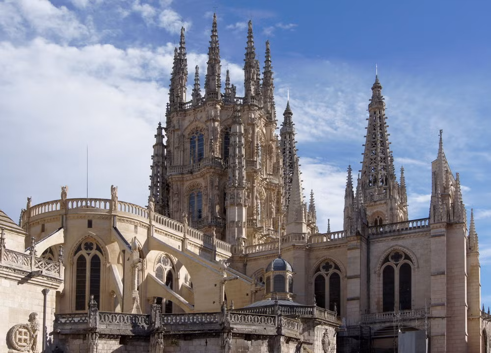 Vẻ ngoài của nhà thờ Burgos gây ấn tượng mạnh với dáng vẻ hùng vĩ của những tháp chuông cao vút như chạm tới trời xanh.