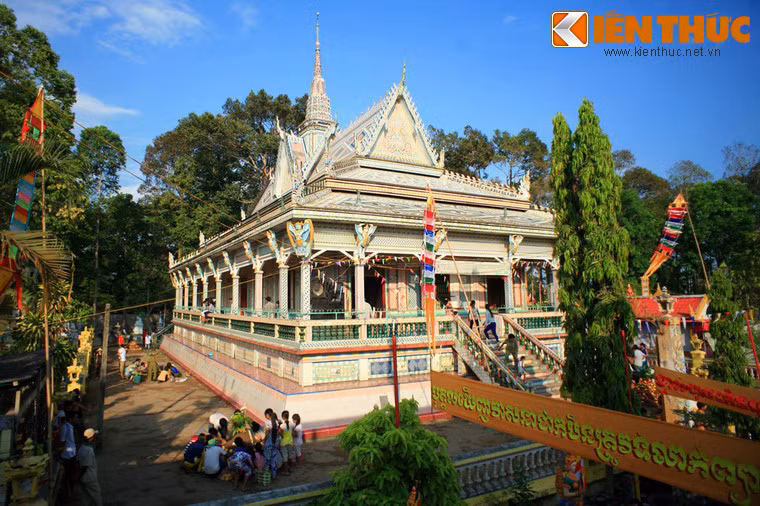 4. Tọa lạc tại xã Đại Tâm, huyện Mỹ Xuyên, tỉnh Sóc Trăng, chùa Chén Kiểu hay còn gọi là chùa Sà Lôn là một trong những ngôi chùa độc đáo bậc nhất của Việt Nam. Chùa được dựng năm 1815, đến năm 1969 được xây dựng lại theo kiến trúc truyền thống của chùa Khmer.