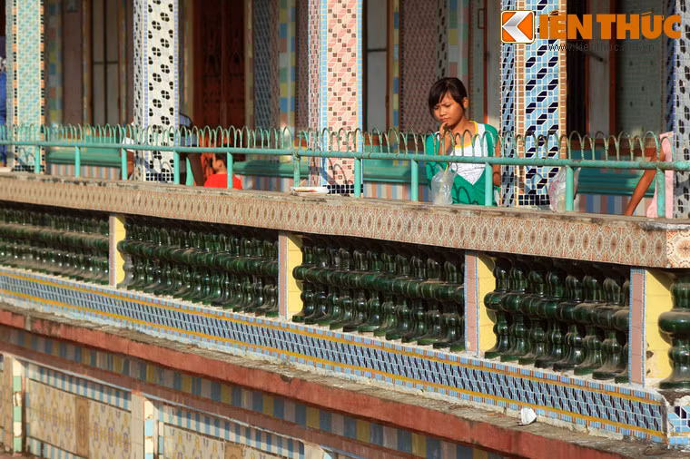 Trong quá trình xây dựng, do không có kinh phí để mua đủ gạch men trang trí nên các vị sư đã nảy ra sáng kiến quyên góp chén, đĩa vỡ từ bà con Phật tử trong phum, sóc để ốp lên tường. Chén, đĩa còn nguyên vẹn thì các vị sư để nguyên, còn chén, đĩa đã vỡ thì đập nhỏ ra tạo thành những hoa văn nổi.