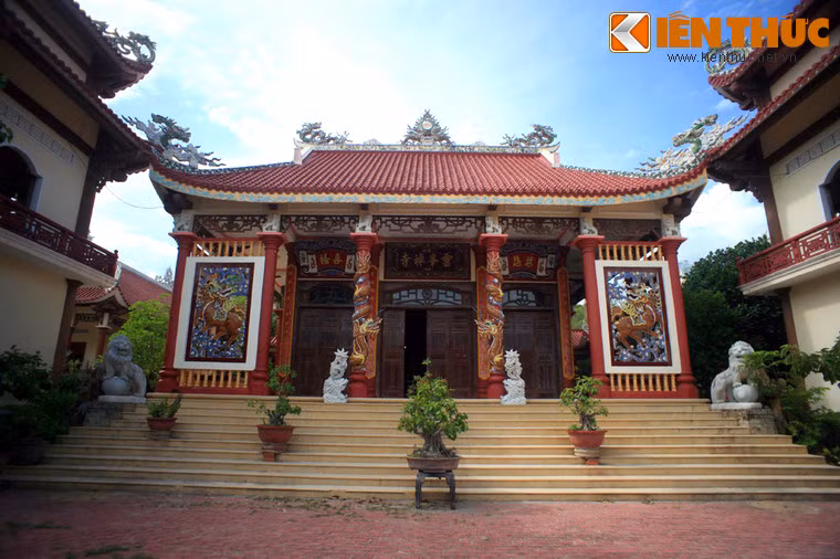 Năm 1895, Thượng thư bộ Công Đào Tấn - người từng ở ẩn tại chùa trong vài năm - vì muốn sửa sang ngôi chùa nên tâu lên Tây cung (mẹ vua Thành Thái).