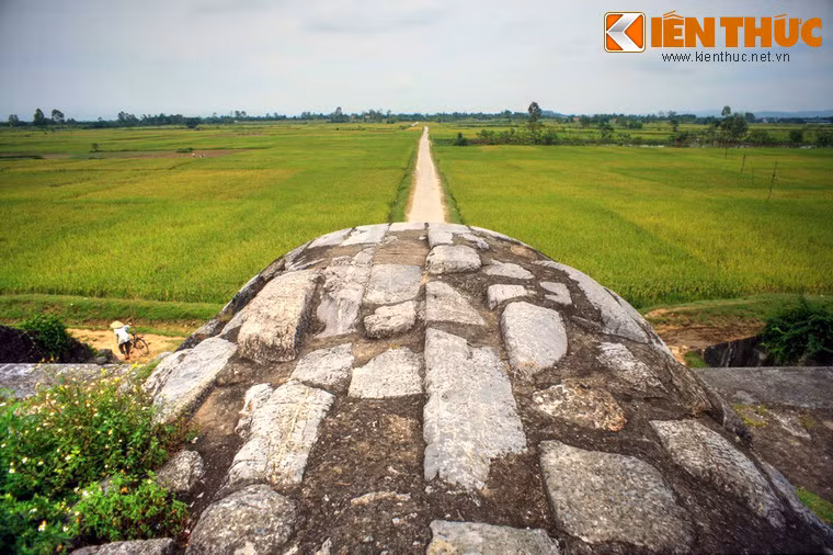 Thành nhà Hồ thể hiện một trình độ rất cao về kĩ thuật xây vòm đá thời bấy giờ. Những phiến đá nặng từ 10 đến 20 tấn được nâng lên cao, ghép với nhau một cách tự nhiên, hoàn toàn không có bất cứ một chất kết dính nào. Trải qua hơn 600 năm, những bức tường thành và cổng thành vẫn đứng vững. Ảnh: Phía trên một vòm cổng của thành nhà Hồ.