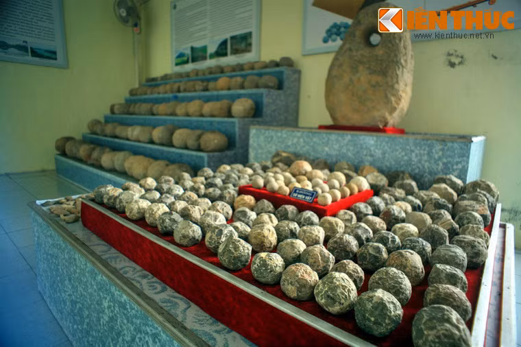 Đây cũng là một khu khảo cổ quan trọng, nơi rất nhiều hiện vật quý giá của nhà Hồ đã được tìm thấy, như những viên đạn bằng đá, đồ gốm sứ, tượng điêu khắc... có giá trị thẩm mỹ cao.