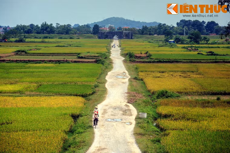 Năm 1400, vương triều Hồ thành lập, và Tây Đô là kinh thành của vương triều mới. Thành Thăng Long đổi tên là Đông Đô vẫn giữ vai trò quan trọng của đất nước. Vì vậy thành Tây Đô được dân gian quen gọi là thành nhà Hồ. Ảnh: Bên trong thành nhà Hồ.