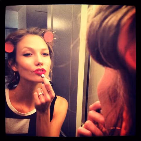 Karlie Kloss. Nếu muốn căn chỉnh dáng môi và to son một cách dễ dàng nhất, bạn hãy học tập theo Karlie Kloss: sử dụng bút kẻ viền môi đi viền tỉ mỉ trước khi tô son.