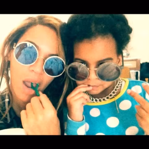 Beyonce và Blue Ivy. Chăm sóc răng miệng lúc nào cũng vô cùng quan trọng. Nhưng đối với cặp mẹ con nổi tiếng này thì chăm sóc răng cũng phải đi liền với thời trang nữa!