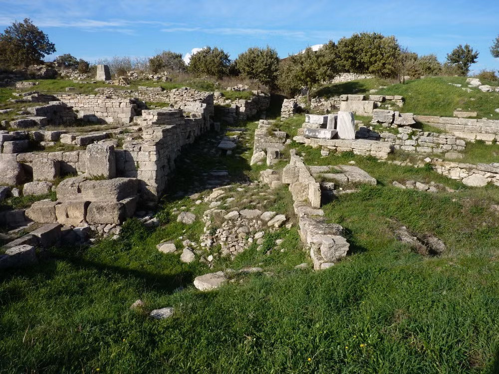  Thành cổ Troy (còn gọi là Troia) là tàn tích của một thành phố cổ nằm ở tỉnh Anatolia của Thổ Nhĩ Kỳ.