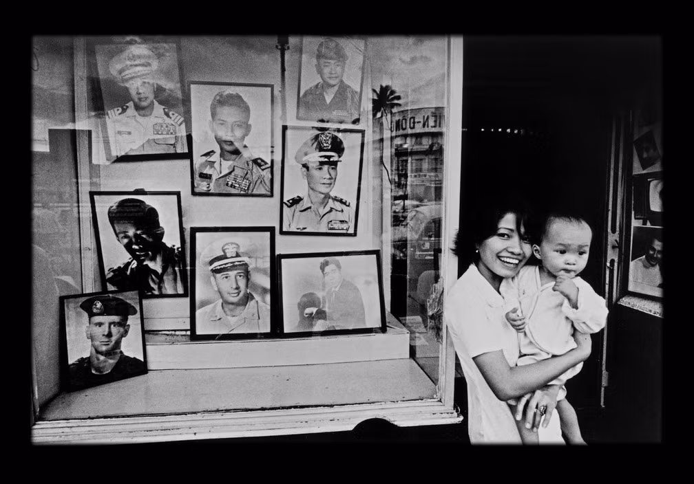 Bên ngoài một hiệu ảnh ở Sài Gòn.