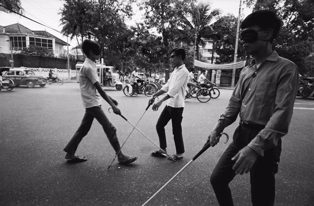 Những người mù trên đường phố.