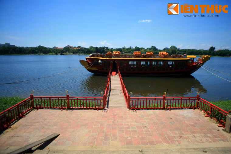Cảnh quan xung quanh Nghênh Lương Đình thoáng đãng và rất trữ tình.