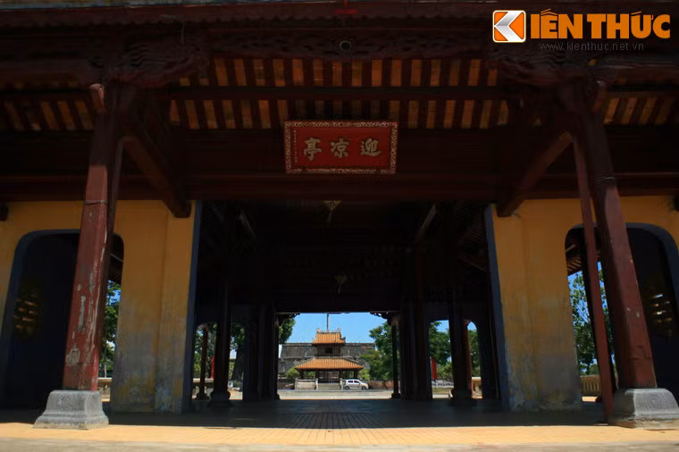 Xét về cấu trúc không gian ở trục trước mặt Kinh thành, Nghênh Lương Tạ nằm trên trục dọc từ Kỳ đài ra đến Phu Văn Lâu, là điểm nối kết giữa Kỳ Đài - Phu Văn Lâu - Hương Giang - Ngự Bình.